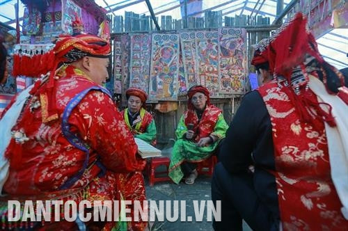 Những người được cấp sắc sẽ gọi thầy cúng là sư phụ và tự nhận mình là học trò. Ảnh: Nguyễn Bích Những người được cấp sắc sẽ gọi thầy cúng là sư phụ và tự nhận mình là học trò. Ảnh: Nguyễn Bích