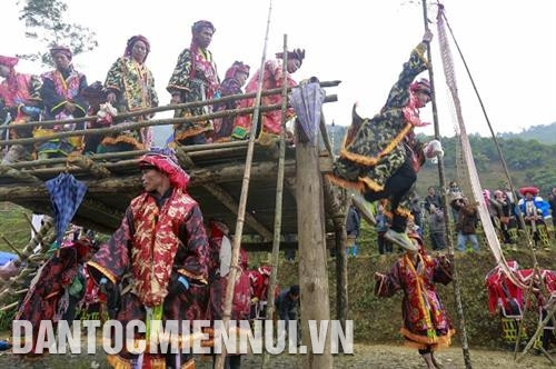 Gia đình chủ nhà sẽ dựng lán làm lễ, dựng đàn tế Ngọc Hoàng, Bàn Vương… Ảnh: Nguyễn Bích Gia đình chủ nhà sẽ dựng lán làm lễ, dựng đàn tế Ngọc Hoàng, Bàn Vương… Ảnh: Nguyễn Bích