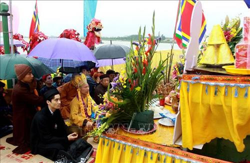 Làm lễ tại ngã 3 sông trước khi lấy nước. Ảnh: Thế Duyệt – TTXVN Làm lễ tại ngã 3 sông trước khi lấy nước. Ảnh: Thế Duyệt – TTXVN