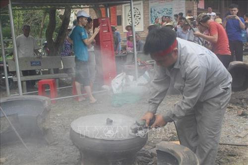 Nung đồng ở nhiệt độ cao được xem là khâu vất vả nhất. Ảnh: Khiếu Tư- TTXVN Khối đồng hợp nhất nóng hàng nghìn độ C trong nồi được rót từ từ vào khuôn trống đồng. Ảnh: Khiếu Tư- TTXVN Sau 30 phút, khuôn trống được dỡ bỏ dần. Khiếu Tư- TTXVN Các nghệ nhân đang hoàn thiện những khâu cuối cùng của sản phẩm. Ảnh: Khiếu Tư- TTXVN Khi lò lửa đến độ thăng hoa cũng là lúc đồng được nung chảy hoàn toàn. Ảnh: Khiếu Tư- TTXVN Nung đồng ở nhiệt độ cao được xem là khâu vất vả nhất. Ảnh: Khiếu Tư- TTXVN Khối đồng hợp nhất nóng hàng nghìn độ C trong nồi được rót từ từ vào khuôn trống đồng. Ảnh: Khiếu Tư- TTXVN Sau 30 phút, khuôn trống được dỡ bỏ dần. Khiếu Tư- TTXVN Các nghệ nhân đang hoàn thiện những khâu cuối cùng của sản phẩm. Ảnh: Khiếu Tư- TTXVN Khi lò lửa đến độ thăng hoa cũng là lúc đồng được nung chảy hoàn toàn. Ảnh: Khiếu Tư- TTXVN