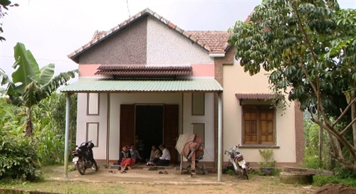 Đồng bào Đăk Pek giúp nhau xây nhà ảnh 3