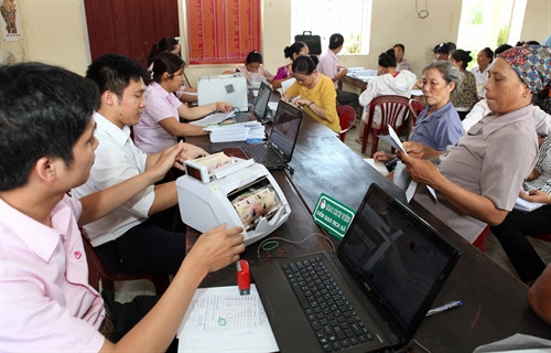 Hộ nghèo, gia đình chính sách làm thủ tục vay vốn tại điểm giao dịch xã Hoằng Tiến, huyện Hoằng Hóa. Hộ nghèo, gia đình chính sách làm thủ tục vay vốn tại điểm giao dịch xã Hoằng Tiến, huyện Hoằng Hóa.