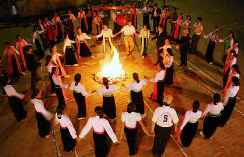 Vòng xòe trong đêm chia tay (xã Mường Chiên, huyện Quỳnh Nhai, Sơn La).