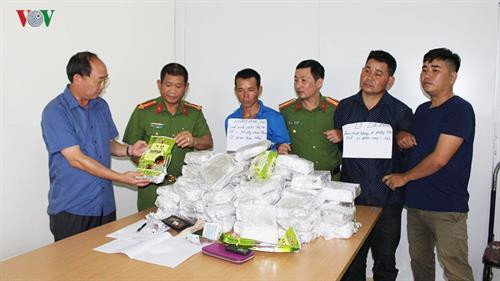 Các đối tượng Lả, Linh cùng tang vật bị bắt giữ tại cơ quan công an. Ảnh: vov.vn