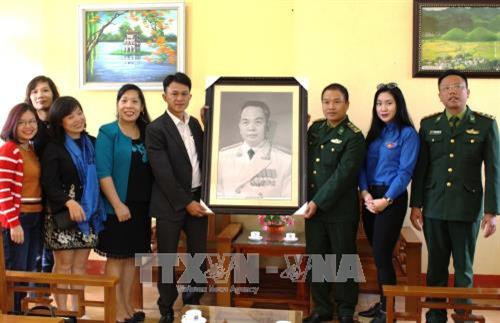 Công đoàn TTXVN Việt Nam trao tặng bức ảnh “Đại tướng Võ Nguyên Giáp” cho Đồn Biên phòng Tùng Vài, huyện Quản Bạ, tỉnh Hà Giang. Ảnh: Hùng Võ-TTXVN phát Công đoàn TTXVN Việt Nam trao tặng bức ảnh “Đại tướng Võ Nguyên Giáp” cho Đồn Biên phòng Tùng Vài, huyện Quản Bạ, tỉnh Hà Giang. Ảnh: Hùng Võ-TTXVN phát