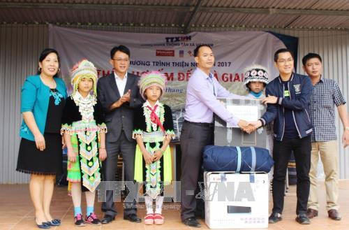 Lãnh đạo Công ty cổ phần Quỹ PVI và Công đoàn TTXVN và các cơ quan, đơn vị trao tặng quà cho Trường Phổ thông Dân tộc bán trú Trung học Cơ sở xã Tả Ván, huyện Quản Bạ, tỉnh Hà Giang. Ảnh: Hùng Võ-TTXVN phát Lãnh đạo Công ty cổ phần Quỹ PVI và Công đoàn TTXVN và các cơ quan, đơn vị trao tặng quà cho Trường Phổ thông Dân tộc bán trú Trung học Cơ sở xã Tả Ván, huyện Quản Bạ, tỉnh Hà Giang. Ảnh: Hùng Võ-TTXVN phát