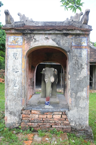 Miếu thờ thần vị voi trong điện Voi Ré đã xuống cấp.