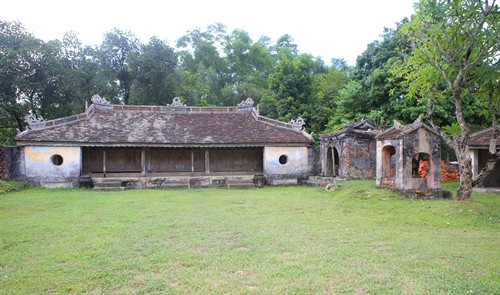 Miếu Long Châu nằm ở trung tâm của điện Voi Ré.