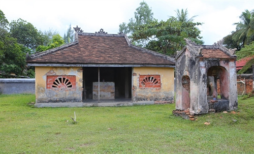 Miếu thờ thần vị voi trong điện Voi Ré.