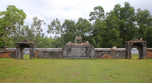 Bức bình phong phía trước sân miếu, hai bên là hai cổng dẫn vào bên trong miếu Long Châu.