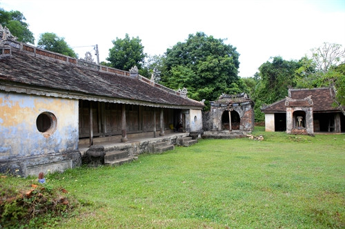 Miếu Long Châu nằm ở trung tâm của điện Voi Ré.