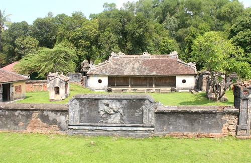 Miếu Long Châu nằm ở trung tâm của điện Voi Ré.