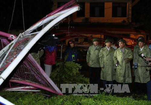 Tối 15/9/2017, tại thành phố Đồng Hới, tỉnh Quảng Bình, Thủ tướng Nguyễn Xuân Phúc đi kiểm tra công tác khắc phục hậu quả cơn bão số 10. Ảnh: Thống Nhất-TTXVN