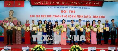 Ban Tổ chức tặng hoa cho các thí sinh tham dự Vòng chung kết Hội thi. Ảnh: Tiến Lực – TTXVN