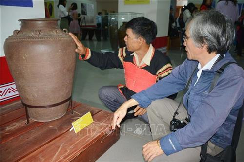 Du khách tham quan triển lãm, nghiên cứu về ché. Ảnh: Hoài Thu – TTXVN