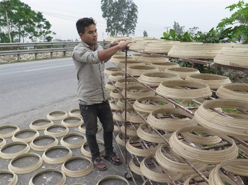 Phơi sản phẩm tre nứa thô trước khi tiếp tục các công đoạn gia công khác.
