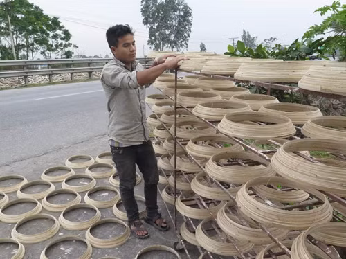 Phơi sản phẩm tre nứa thô trước khi tiếp tục các công đoạn gia công khác.
