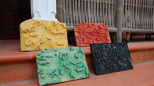 Một số bản khắc gỗ tranh Đông Hồ và vỏ điệp dùng để quét lên giấy dó. Ảnh: nguồn Internet Một số bản khắc gỗ tranh Đông Hồ và vỏ điệp dùng để quét lên giấy dó. Ảnh: nguồn Internet