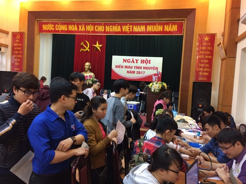 Hàng trăm cán bộ, thanh niên trong phường chờ đến lượt hiến máu.