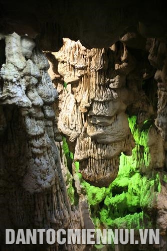 Nằm ở phía bắc đảo Đầu Gỗ, được phát hiện vào năm 1993, động Thiên Cung có hệ thống nhũ đá trắng sáng, lung linh. Ảnh: Đinh Công Những khối thạch trong động Thiên Cung. Ảnh: Đinh Công