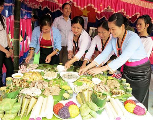 Đồng bào Mường chế biến món ăn trong ngày hội ẩm thực.