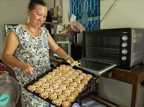 Bánh Hoa mai nhân khóm Tắc Cậu được nướng chín. Ảnh: Hồng Đạt - TTXVN