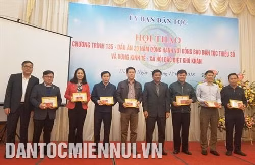 Thứ trưởng Phó Chủ nhiệm Ủy ban Dân tộc Y Thông trao Kỷ niệm chương "Vì sự nghiệp phát triển các dân dân tộc" cho các cá nhân thuộc các Bộ, ngành. Ảnh: Hoàng Tâm Thứ trưởng Phó Chủ nhiệm Ủy ban Dân tộc Y Thông trao Kỷ niệm chương "Vì sự nghiệp phát triển các dân dân tộc" cho các cá nhân thuộc các Bộ, ngành. Ảnh: Hoàng Tâm