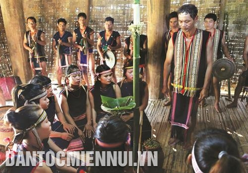 Già làng làm lễ cầu xin thần linh ban mưa xuống hạ giới. Ảnh: Như Nguyễn Già làng làm lễ cầu xin thần linh ban mưa xuống hạ giới. Ảnh: Như Nguyễn