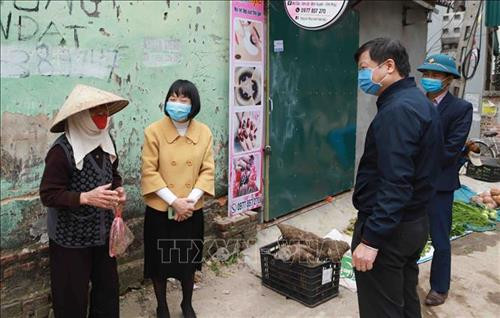 Đoàn công tác hỏi thăm sức khỏe và động viên người dân đang sinh sống tại xã Sơn Lôi. Ảnh: Hoàng Hùng - TTXVN Đoàn công tác hỏi thăm sức khỏe và động viên người dân đang sinh sống tại xã Sơn Lôi. Ảnh: Hoàng Hùng - TTXVN