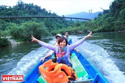 Hiện nay, Vườn quốc gia Pù Mát đã mở tuyến du lịch khám phá thác ghềnh sông Giăng từ xã Môn Sơn đến hai bảnCò Phạt và bản Búng của người Đan Lai. Trong hai giờ du thuyến trên sôngdu khách sẽ được trải nghiệm cảm giác thích thú khi khám phá vẻ đẹp của núi rừng Pù Mát. Bản Búng nằm ở thượng nguồn sông Giăng, thuộc vùng lõi Vườn quốc gia Pù Mát, thuộc xã Môn Sơn huyện Con Cuông (Nghệ An). Đây là bản xa nhất so với trung tâm huyện Con Cuông có người Đan Lai sinh sống. Trước kia sông Giăng là con đường thủy duy nhất kết nối người Đan Lai ở bản Búng, bản Cò Phạt với người Thái, người Mường trong vùng huyện Con Cuông. Bản Búng có 109 hộ với hơn 400 nhân khẩu sinh sống trong những ngôi nhà sàn mái lá đơn sơ.Tộc người Đan Lai nổi tiếng với tục ngủ ngồi. Những đứa trẻ dân tộc Thái ở bản Xiềng (xã Môn Sơn) gắn liền với con sông Giăng và đập Phà Lài. Sông Giăng có chiều dài hơn 100 km, chảy quanh các cánh rừng nguyên sinh Pù Mát.Từ trên cao nhìn xuống, con sông như giải lụa bao quanh các ngọn núi.