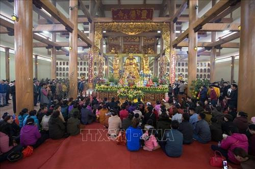 Lối đi trong động cung tiên là nơi thờ Phật bà và 12 vị tiên nữ. Ảnh: Trọng Đạt - TTXVN Múa rồng trong ngày khai hội chùa Tiên. Ảnh: Trọng Đạt - TTXVN Du khách và phật tử thắp hương trong chính điện chùa Tiên. Ảnh: Trọng Đạt - TTXVN Quanh cảnh buổi lễ. Ảnh: Trọng Đạt - TTXVN Hàng nghìn du khách, phật tử và người dân địa phương tham dự lễ hội. Ảnh: Trọng Đạt - TTXVN Lối đi trong động cung tiên là nơi thờ Phật bà và 12 vị tiên nữ. Ảnh: Trọng Đạt - TTXVN Múa rồng trong ngày khai hội chùa Tiên. Ảnh: Trọng Đạt - TTXVN Du khách và phật tử thắp hương trong chính điện chùa Tiên. Ảnh: Trọng Đạt - TTXVN Quanh cảnh buổi lễ. Ảnh: Trọng Đạt - TTXVN Hàng nghìn du khách, phật tử và người dân địa phương tham dự lễ hội. Ảnh: Trọng Đạt - TTXVN