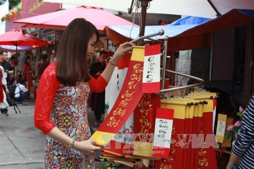 Đông đảo bạn trẻ đến chụp ảnh và xin chữ tại Phố ông đồ. Ảnh: Phương Vy-TTXVN.