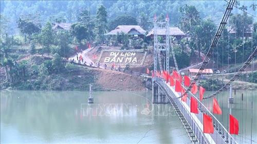 Bản Mạ (thôn Thanh Xuân, xã Xuân Cẩm) nằm bên dòng sông Chu hiền hòa, cảnh quan thiên nhiên xanh mát quanh năm là một trong 2 địa điểm được huyện Thường Xuân chọn làm điểm xây dựng du lịch cộng đồng. Ảnh: Khiếu Tư – TTXVN