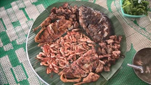 Tới bản Mạ, du khách được thưởng thức những món ăn độc đáo của địa phương. Ảnh: Khiếu Tư – TTXVN