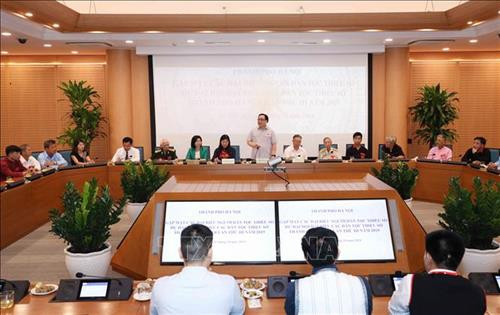 Bí thư Thành ủy Hà Nội Hoàng Trung Hải phát biểu tại buổi gặp mặt. Ảnh: Văn Điệp -TTXVN