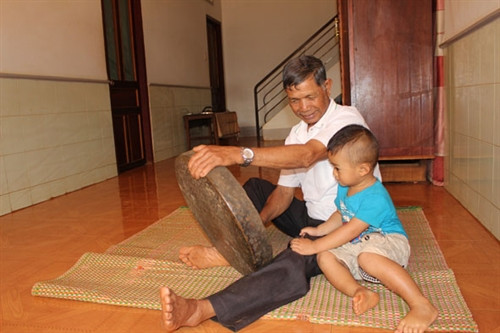 Nghệ nhân Y Wil Ênuôl chỉnh lại chiêng của gia đình. Nghệ nhân Y Wil Ênuôl chỉnh lại chiêng của gia đình.