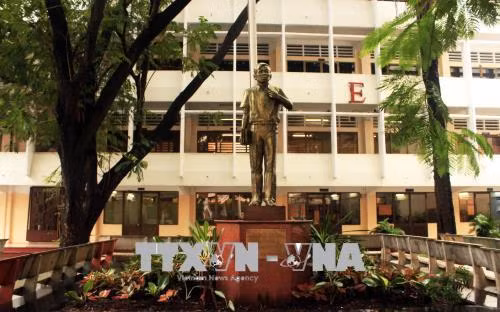 Tượng đài Chủ tịch Tôn Đức Thắng hiện diện trong khuôn viên Trường Đại học Tôn Đức Thắng. Ảnh: Xuân Khu – TTXVN