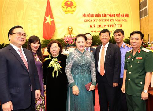 Chủ tịch Quốc hội Nguyễn Thị Kim Ngân với các đại biểu. Ảnh: Trọng Đức - TTXVN Chủ tịch Quốc hội Nguyễn Thị Kim Ngân với các đại biểu. Ảnh: Trọng Đức - TTXVN