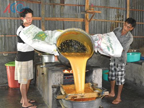 Công nghệ nấu đường thốt nốt của bà con An Giang. Công nghệ nấu đường thốt nốt của bà con An Giang.