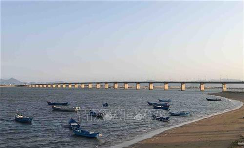 Cầu Hùng Vương bắc ngang qua dòng sông Ba kết nối trung tâm thành phố Tuy Hòa (Phú Yên) với vùng kinh tế trọng điểm phía Nam. Ảnh: Phạm Cường - TTXVN Cầu Hùng Vương bắc ngang qua dòng sông Ba kết nối trung tâm thành phố Tuy Hòa (Phú Yên) với vùng kinh tế trọng điểm phía Nam. Ảnh: Phạm Cường - TTXVN