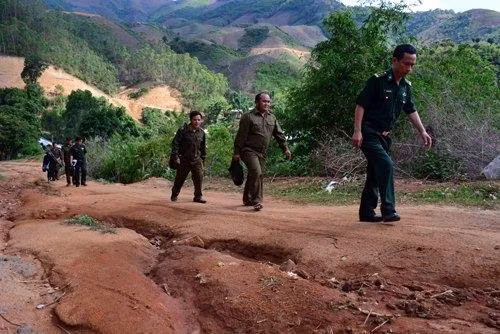 Ban công an xã biên giới Mường Cai phối hợp với đồn biên phòng đi tuyên truyền về ma túy. Nguồn ảnh: baotintuc.vn