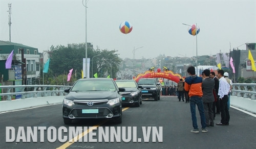 Những chiếc xe đầu tiên tham gia giao thông trên cầu vượt mới. Ảnh: Phan Ngọc Đức - TTXVN
