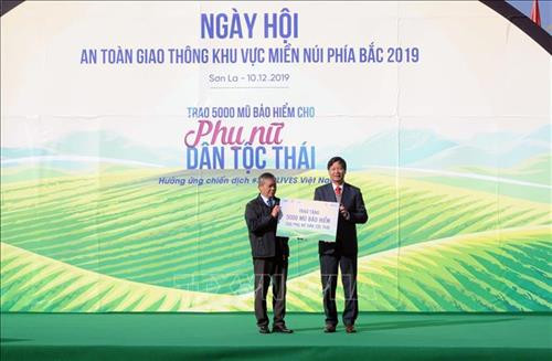 Ông Lê Khắc Hiệp (bên phải), Phó Chủ tịch tập đoàn VinGroup trao tặng biểu trưng 5000 mũ bảo hiểm Tằng cẩu cho đại diện phụ nữ dân tộc Thái. Ảnh: Quang Quyết-TTXVN Ông Lê Khắc Hiệp (bên phải), Phó Chủ tịch tập đoàn VinGroup trao tặng biểu trưng 5000 mũ bảo hiểm Tằng cẩu cho đại diện phụ nữ dân tộc Thái. Ảnh: Quang Quyết-TTXVN