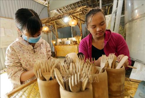 Gia đình anh Chẩu Thanh Phương, dân tộc Tày ở thôn Nà Kẹm, xã Khuôn Hà, huyện Lâm Bình vay vốn ưu đãi đầu tư máy móc, nhà xưởng làm đồ gia dụng từ tre, nứa thu hút hơn 10 lao động và nhiều hộ trong vùng. Ảnh: Trần Việt – TTXVN Gia đình anh Chẩu Thanh Phương, dân tộc Tày ở thôn Nà Kẹm, xã Khuôn Hà, huyện Lâm Bình vay vốn ưu đãi đầu tư máy móc, nhà xưởng làm đồ gia dụng từ tre, nứa thu hút hơn 10 lao động và nhiều hộ trong vùng. Ảnh: Trần Việt – TTXVN