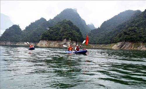 Du khách tham quan thác Khuổi Nhi, hồ thủy điện Tuyên Quang. Ảnh: Quang Đán – TTXVN Du khách tham quan thác Khuổi Nhi, hồ thủy điện Tuyên Quang. Ảnh: Quang Đán – TTXVN