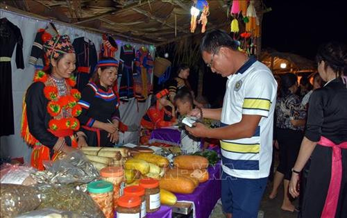 Du khách mua sắm tại hội chợ quê huyện Lâm Bình (Tuyên Quang). Ảnh: Quang Đán – TTXVN Du khách mua sắm tại hội chợ quê huyện Lâm Bình (Tuyên Quang). Ảnh: Quang Đán – TTXVN