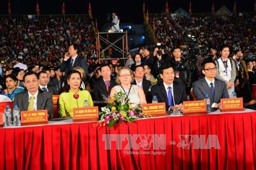 Phó Thủ tướng Vũ Đức Đam và các đại biểu dự buổi lễ. Ảnh: Quang Quyết-TTXVN