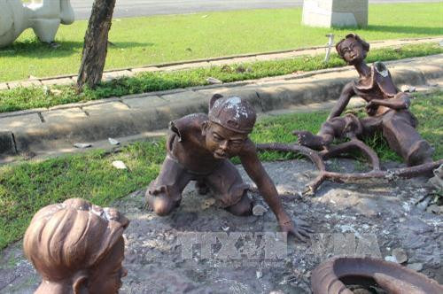 Tác phẩm "Niềm vui" của nhà điêu khắc Trần Mai Hữu Quý đã bị đỗ, vỡ nhưng vẫn được đặt tại khuôn viên Công viên Lịch sử Văn hóa Dân tộc, quận 9. Ảnh: Gia Thuận – TTXVN Tác phẩm "Niềm vui" của nhà điêu khắc Trần Mai Hữu Quý đã bị đỗ, vỡ nhưng vẫn được đặt tại khuôn viên Công viên Lịch sử Văn hóa Dân tộc, quận 9. Ảnh: Gia Thuận – TTXVN