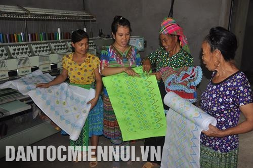 Đồng bào dân tộc ở thôn Đồng Ruộng, xã Kiên Thành, huyện Trấn Yên (Yên Bái) trao đổi phương pháp dệt thổ cẩm. Ảnh: Sùng A Hồng - TTXVN