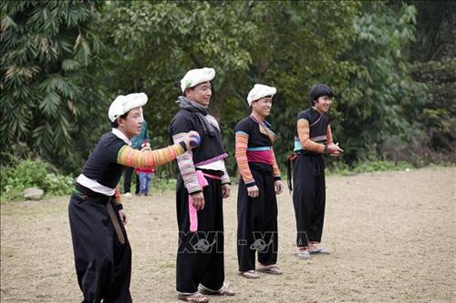 Các chàng trai người Mông ở xã Hồng Ngài, huyện Bắc Yên tham gia trò chơi ném Pa Pao. Ảnh: Hữu Quyết - TTXVN Các chàng trai người Mông ở xã Hồng Ngài, huyện Bắc Yên tham gia trò chơi ném Pa Pao. Ảnh: Hữu Quyết - TTXVN